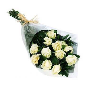 Este bouquet de doce rosas blancas representan el encanto y la inocencia